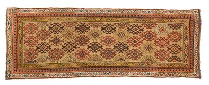 null KAZAK carpet (Caucasus), late 19th century

Dimensions : 245 x 88cm.

Technical...