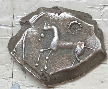 null 
Rutènes, Drachme au cheval et au fleuron, Ier siècle avant J.-C. argent,2,2g....