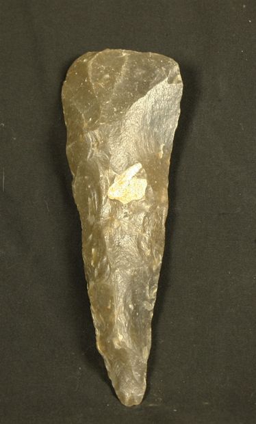 null Important flint axe. Neolithic, L :17cm l :6cm recollée