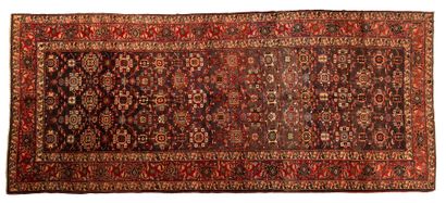 null MELAYER carpet (Persia), late 19th century

Dimensions : 435 x 178cm.

Technical...
