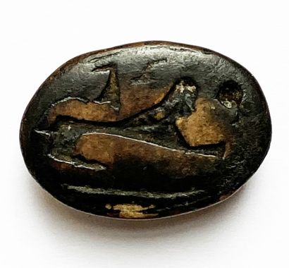 null Burnt soapstone scarab engraved with a sphinx. Egypto-phoenician, 17X13mm