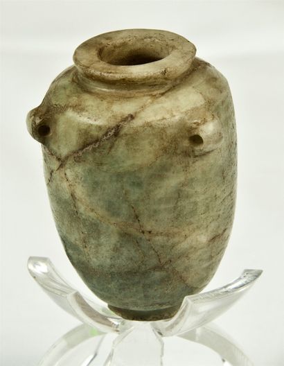 null Vase miniature en agate verte et beige muni de trois anses de suspension. Epoque...