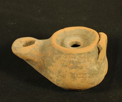 Small oil lamp in turned clay. III-I century...