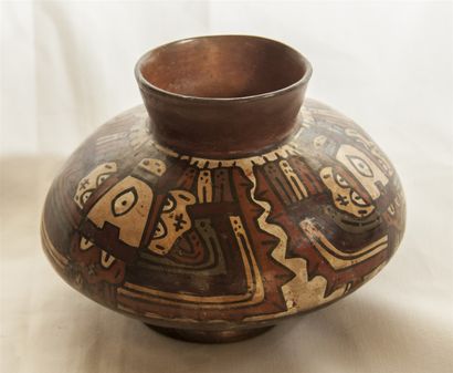 null 
Vase étrier en terre cuite polychrome décoré de 2 têtes. 

Nazca, époque intermédiaire...