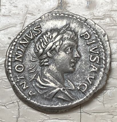 null Denier ,Elagabal,219,argent,Rome 3,6g. R : VICTORI-A. AVG. Victoria (la Victoire)...