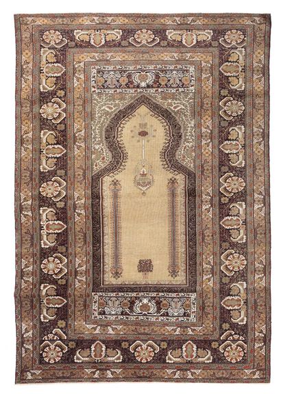 null PENDERMA carpet (Asia Minor), late 19th century

Dimensions : 186 x 128cm.

Technical...