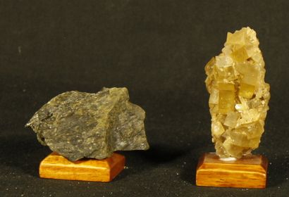 null 
Lot de 3 minéraux : 

Quartz améthyste, 9,5 cm x 6 cm, cristal le plus important,...
