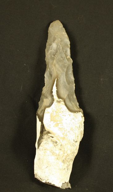 null Carved flint axe, miner's pick, white cortex remains at the base

L :20cm Beauvais...