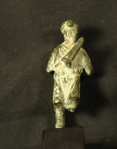 null Bronze statuette with green and brown patina representing Diana dressed in a...
