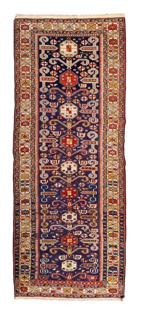 null Important tapis PÉRÉPÉDIL (Caucase), fin du 19e siècle

Dimensions : 257 x 117cm.

Caractéristiques...