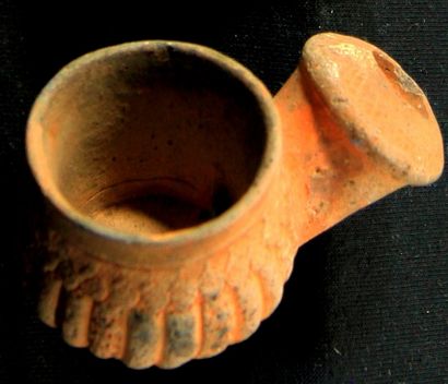 null 
Lot of two clay pipes. 

XVII -XVIII L :5,7 and L :5,8 cm
