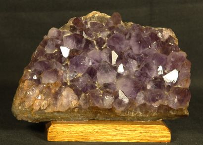 null 
Lot of 3 minerals: Fluorine of Berbes, Spain, 10,5x4,5cm. Amethyst from Brazil,...