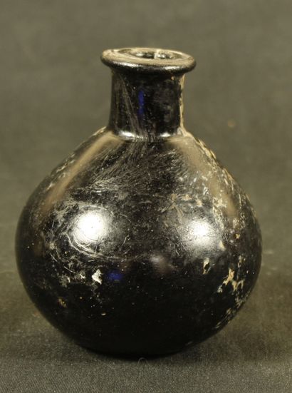 null Petit vase à parfum pâte de verre aubergine. Époque romaine H :7,5cm. Collection...