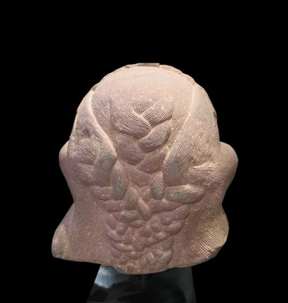 null 
Important head in pink sandstone of an Indian dancer with a very finely sculpted...