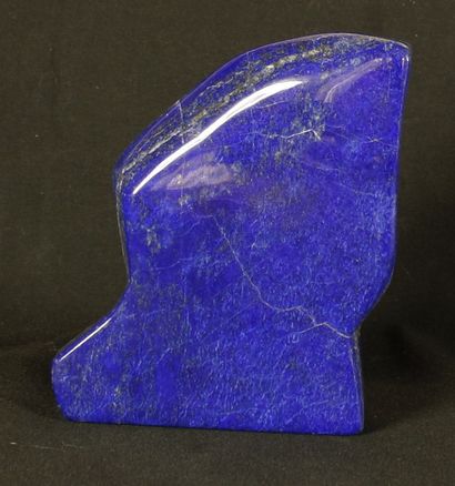 Bloc de lapis-lazuli poli d’un bleu intense....