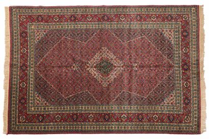 null TABRIZ carpet (Iran), mid 20th century

Dimensions : 320 x 230cm.

Technical...