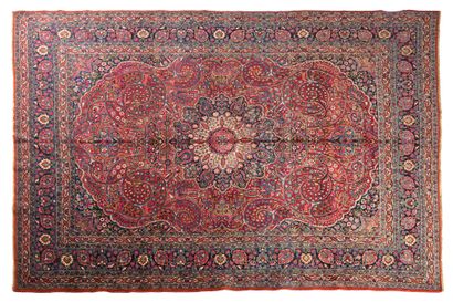 null TABRIZ carpet (Iran), 2nd third of the 20th century

Dimensions : 415 x 305cm.

Technical...