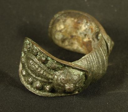 null Bronze bracelet. Islamic period 6,5cmX5 cm