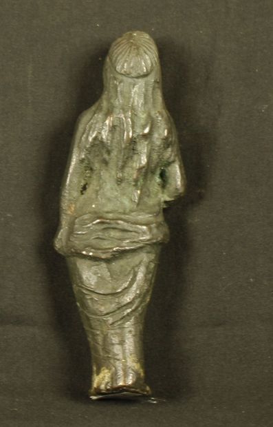 null Statuette en bronze représentant Vénus anadyomène nue debout ; Elle porte de...