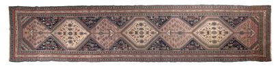 null CHIRVAN gallery carpet (Caucasus), late 19th century

Dimensions : 450 x 103cm.

Technical...