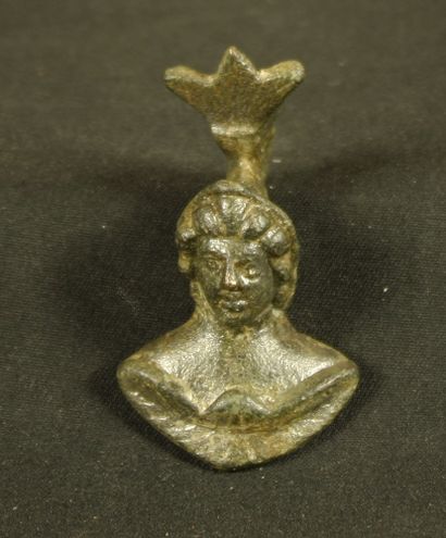 null Buste de Minerve en bronze. Gallo-romain 5cmX2cm