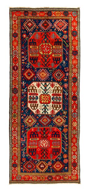 null CHAJLI carpet (Caucasus), late 19th century

Dimensions : 240 x 116cm.

Technical...