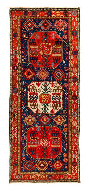 null Tapis CHAJLI (Caucase), fin du 19e siècle

Dimensions : 240 x 116cm.

Caractéristiques...