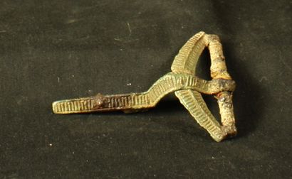 null Bronze spring crossbow fibula decorated with striations, missing barb. Final...
