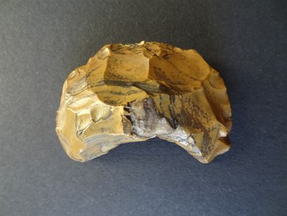 null Jasper crescent 6,3cm; desert patina; former German collection. Predynastic...
