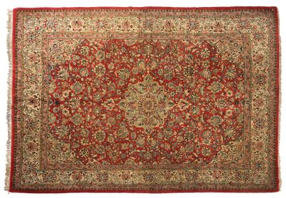 null SAROUK carpet (Iran), mid 20th century

Dimensions : 380 x 271cm.

Technical...