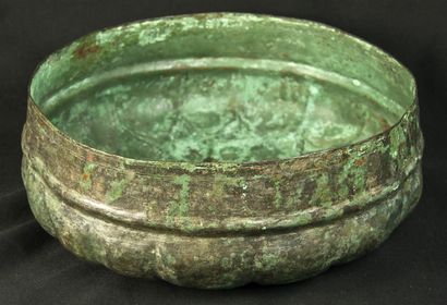 null Important bronze cup with a flower-shaped body. Sassanid period V-VI century...