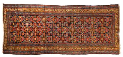 null KASHGAI carpet (Persia), end of the 19th century

Dimensions : 378 x 163cm.

Technical...
