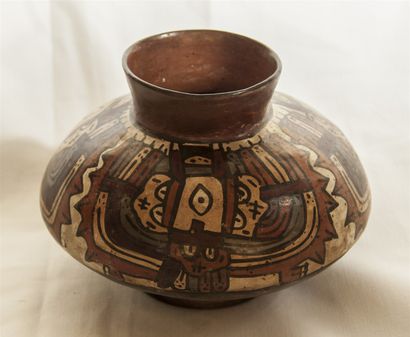 null 
Vase étrier en terre cuite polychrome décoré de 2 têtes. 

Nazca, époque intermédiaire...