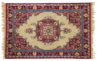 null Silk SINKIANG carpet (Central Asia), mid 20th century

Dimensions : 275 x 190cm.

Technical...