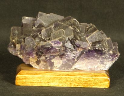 null 
Lot de 3 minéraux : Fluorine de Berbes, Espagne, 10,5x4,5cm. Améthyste du Brésil,...