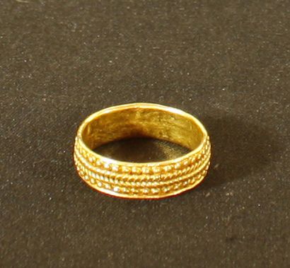 null Large gold wedding ring with gold wire braid in the middle. Byzance XI-XII century...