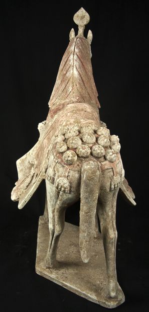 null 
Beautiful horse in polychrome terra cotta, represented standing on a terrace...