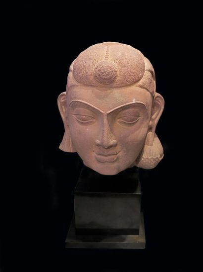 null 
Important head in pink sandstone of an Indian dancer with a very finely sculpted...