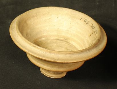 null A cup on foot out of terra cotta (D: 17cm H: 9cm), a jug out of black terra...