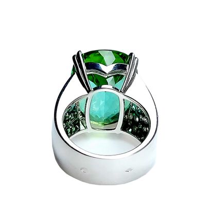 null Ring in white gold palladium of 20 gr with a main stone a mint green tourmaline...