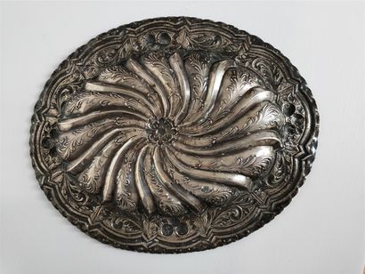 null Silver dish chased with scrolls, flowers and foliage. 35x28cm. 640g. German...