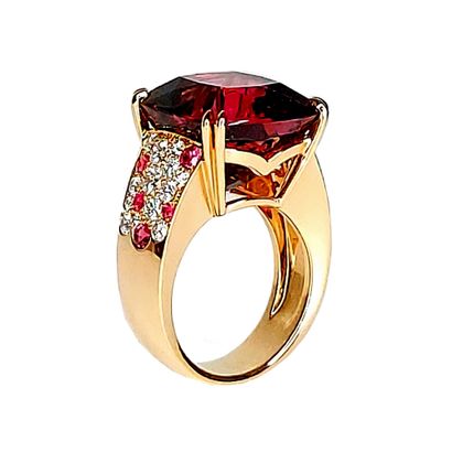 null Pink gold ring of 15 gr with a main stone rubellite of 17.08 cts in claw set...