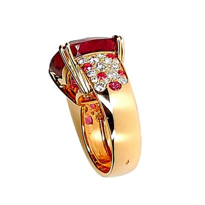  Pink gold ring of 15 gr with a main stone rubellite of 17.08 cts in claw set chaton...