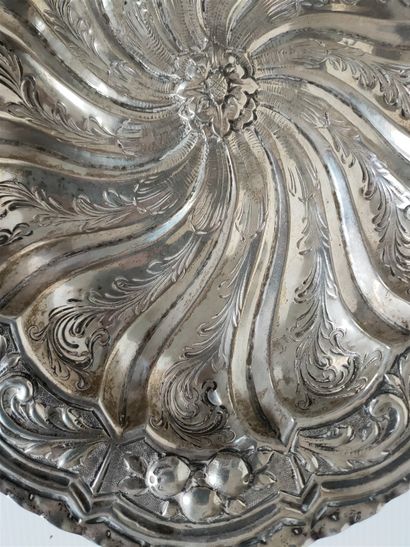 null Silver dish chased with scrolls, flowers and foliage. 35x28cm. 640g. German...