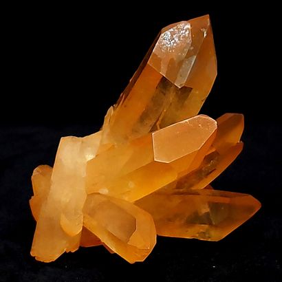  Quartz hematoid composed of multiple prismatic crystals. The natural color of quartz...