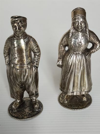 null Saltcellar and pepperpot in silver - Dutch work - H : 9cm - Weight : 105 g