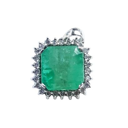  EMERAUDE PENDANT - Square shape with cut sides - Main stone emerald 13.37 cts in...