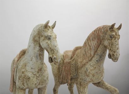 null Pair of saddled horses with raised front leg of consequent size, 60cm high.

The...