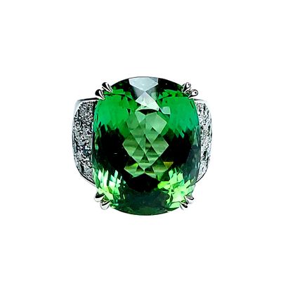 null Ring in white gold palladium of 20 gr with a main stone a mint green tourmaline...
