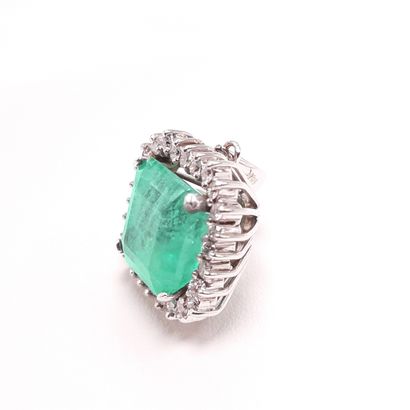null EMERAUDE PENDANT - Square shape with cut sides - Main stone emerald 13.37 cts...